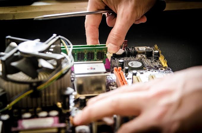 Técnico revisando componentes de hardware para soporte empresarial